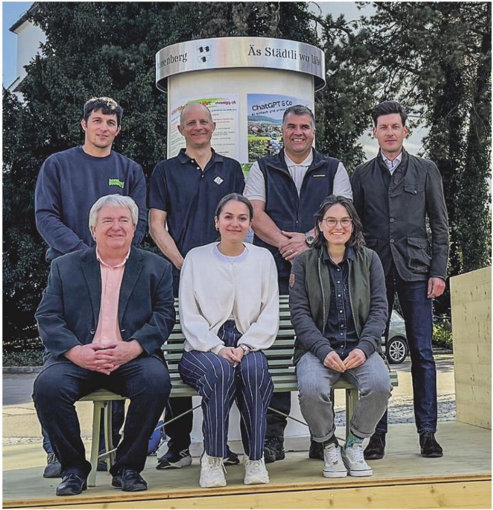 Das Organisationskomitee des ZLB-Fäschts auf einem «Zürcher Landbänkli» beim Meisenbrunnen (von links): Jürg Bosshard, Jürg Randegger, Valentin Schnyder, Severin Gilg, Erich Wegmann, Tamara Ruckstuhl und Sonja Bisang. Bild: zVg