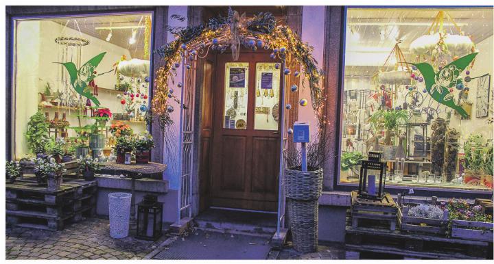 «Wir dekorieren jedes Jahr anders. Die Reaktionen darauf sind sehr positiv. Besonders unser diesjähriger Adventskranz über der Verkaufstheke mit den bunten Kugeln stösst auf grosses Echo». Corinne Graf, Blueme Kolibri, Elgg
