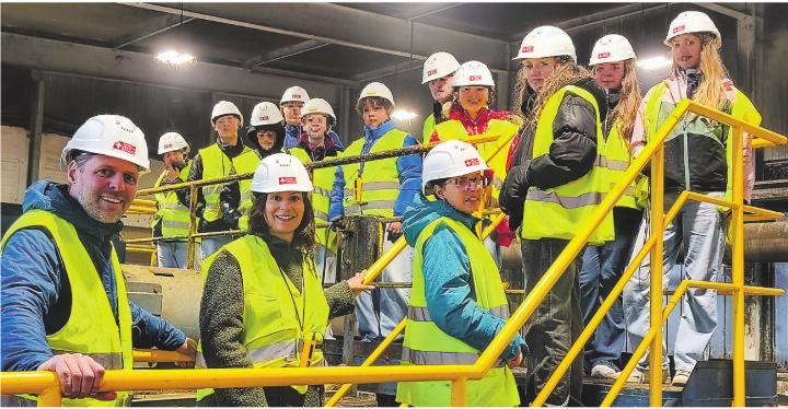 Gruppenbild der Jugendlichen in der Zuckerfabrik während des Ausflugs. Bild: zVg