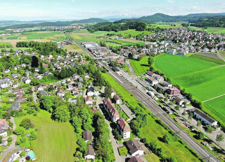 Wie auf dieser Luftaufnahme liegt Elgg auch im Schweizer Gemeinderating vor Aadorf. Archivbild: EAZ