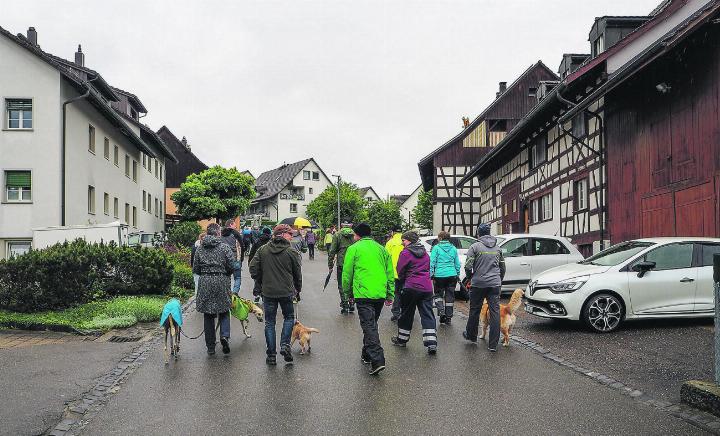 Bei Regen unterwegs durchs Dorf am diesjährigen «Go For Five» in Hagenbuch.