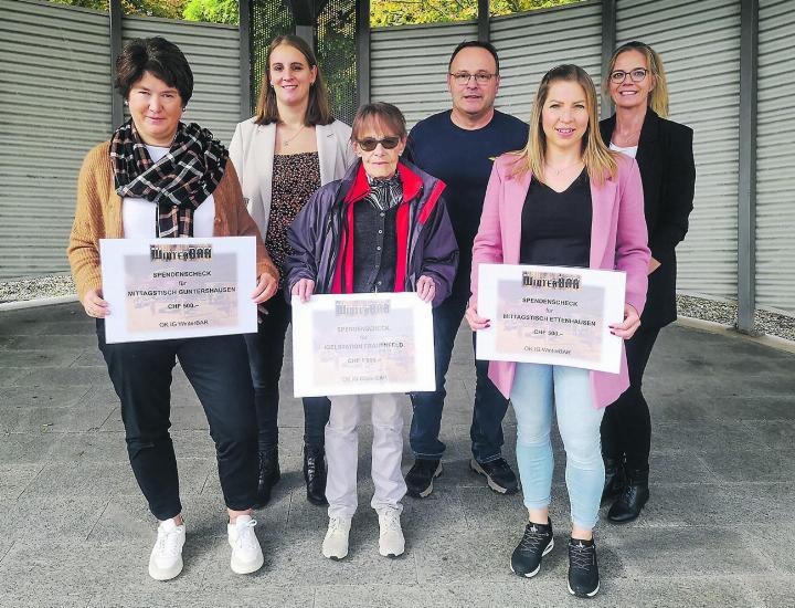 Hinten (v.l.) das OK der WinterBar: Mirella Baumgartner, Peter Ronner, Sandra Kleindl. Vorne (v.l.) Claudia Hasler Grossenbacher (Mittagstisch Guntershausen), Margareta Schlumpf (Igelstation Frauenfeld), Michaela Burren (Mittagstisch Ettenhausen). Bild: zVg