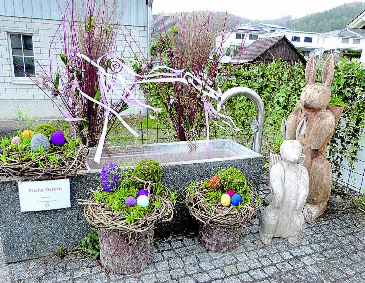 Mit stoischer Ruhe trotzen die Hasen dem steifen Wind. Bild: Kurt Lichtensteiger