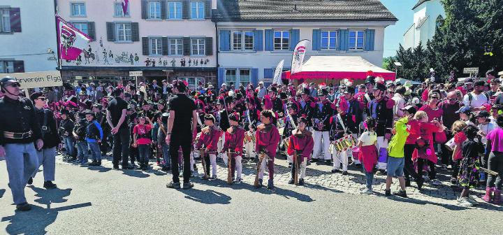 Nach dem ersten Umzug trafen sich die zahlreichen Besucher und Besucherinnen. Auch alle Mitwirkenden waren dabei. Bild: Emanuela Manzari