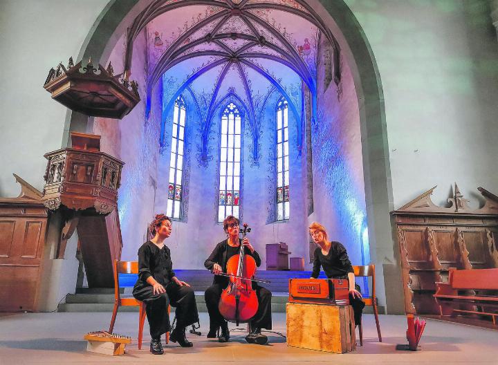 Die Sängerinnen von «Trëi» (v.l.n.r.): Gizem Simsek, Mara Miribung und Abélia Nordmann. Bild: Sarah Stutte