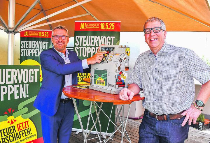 Stefan Mühlemann und Mathias Tschanen freuen sich im Brauhaus Frauenfeld über die Abschaffung der Liegenschaftensteuer. Bild: zVg