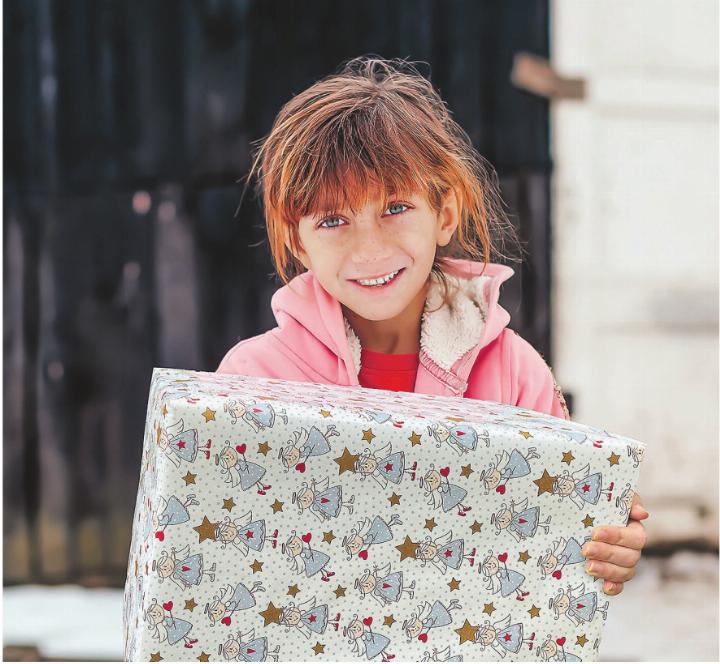 Tausende Menschen in der Schweiz packen jedes Jahr liebevoll Weihnachtspäckli. Sie bringen Freude und Hoffnung in Kriegsgebiete der Ukraine, zu Familien in Moldawien sowie in Schulen, Kinder- und Altersheime in Osteuropa. Bild: zVg Tausende Menschen in der Schweiz packen jedes Jahr liebevoll Weihnachtspäckli. Sie bringen Freude und Hoffnung in Kriegsgebiete der Ukraine, zu Familien in Moldawien sowie in Schulen, Kinder- und Altersheime in Osteuropa. Bild: zVg