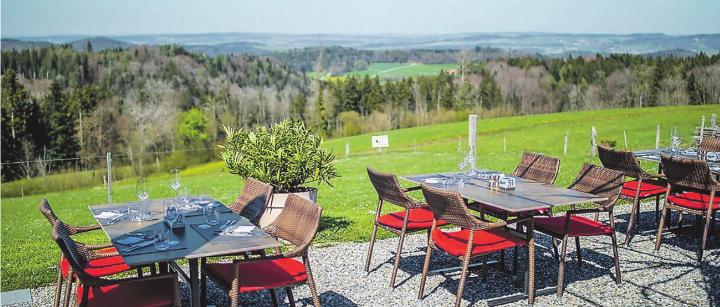 Genuss mit Panoramaaussicht ist eines der Highlights, welches das Restaurant Schauenberg zu bieten hat. Bild: restaurant-schauenberg.ch