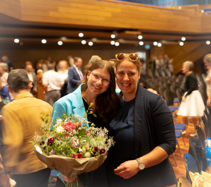 Köchin EFZ Bettina (links neben Küchenchefin Jasmin Büchel) sorgte für das beste kantonale Resultat über den gesamten Gastrobereich.