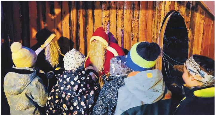 Samichlaus und Schmutzli empfangen die Kinder. Bilder: Melanie Henne-Issing