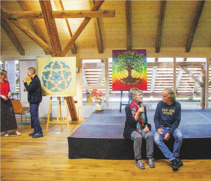 Angeregter Austausch zwischen Künstlern und Besucherinnen der Ausstellung. Bild: Rolf Hug