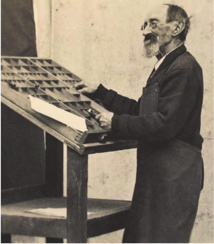 Alexander Büche an seinem Setzkasten. Alexander Büche an seinem Setzkasten.