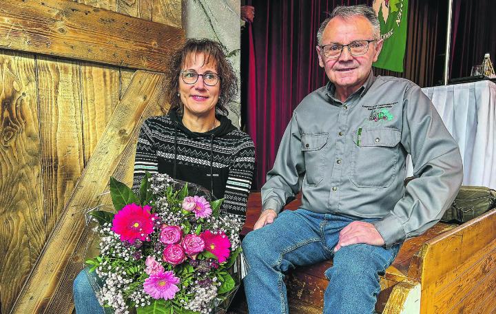 Michaela Zollikofer erhielt für 25 Jahre Sekretariat einen Blumenstrauss von Falso-Präsident August Sidler.