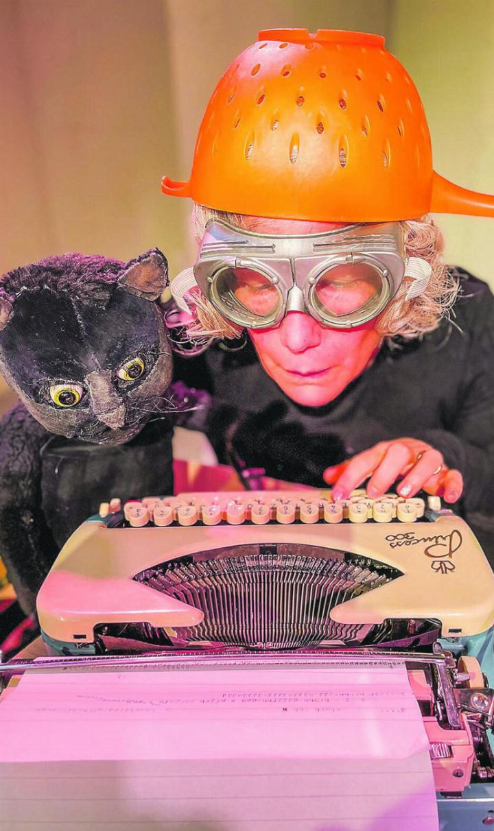 Der Theaterkater und Rahel Imboden in Aktion: Ein Spass für Kinder bis zur 2. Klasse. Bild: zVg