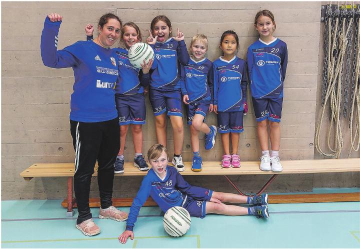 Die Elgger Sperber sind die jüngsten Vertreterinnen des FB Elgg an der Hallenzonenmeisterschaft 2025. Sie wurden unterstützt von zwei Jungs von Oberi und betreut von Petra Kupper. Bild: Sabrina Ammann Die Elgger Sperber sind die jüngsten Vertreterinnen des FB Elgg an der Hallenzonenmeisterschaft 2025. Sie wurden unterstützt von zwei Jungs von Oberi und betreut von Petra Kupper. Bild: Sabrina Ammann