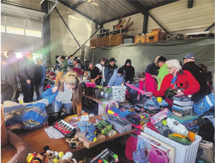 Nachhaltiges Stöbern am Bring- und Holtag Hagenbuch. Bilder: Zuzana Jakusovska