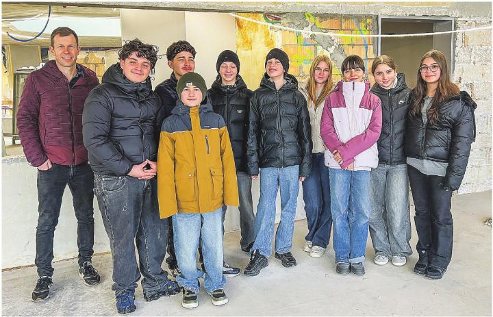 Die Klasse 2Ga mit ihrem Lehrer Stefan Kümin in ihrem neuen Klassenzimmer, in das sie nach den Sommerferien einziehen werden (drei Schüler und eine Schülerin fehlen auf dem Bild).