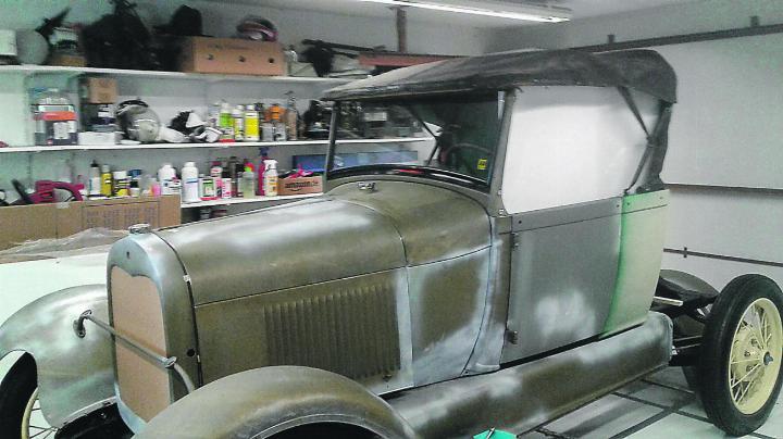 Das bald 100-jährige Auto während der Restauration. Bild: Ruedi Pulfer