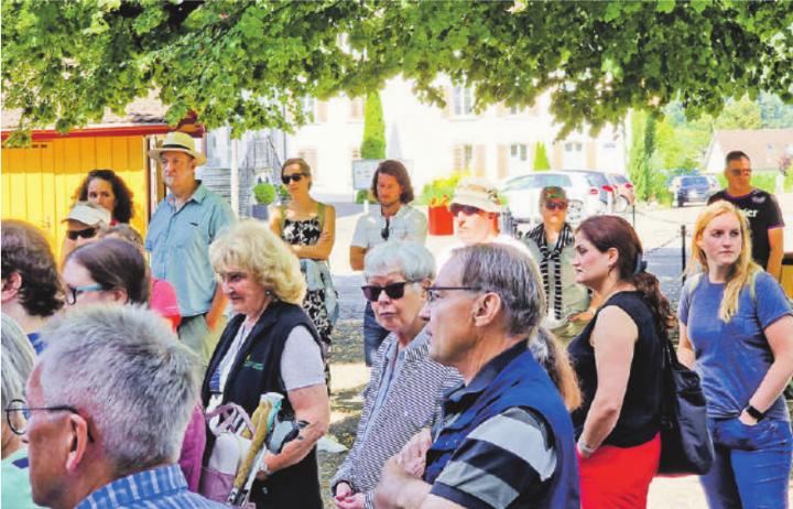Aufmerksam wird auf dem Rundgang den Erklärungen zu Elgg gehorcht.