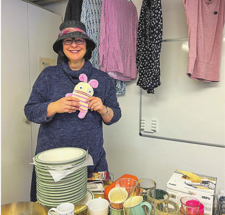 Gemeinderätin und Gemeinderatskandidatin Stephanie Hugentobler am Plausch-Flohmarkt in Elgg. Bild: Bettina Sticher