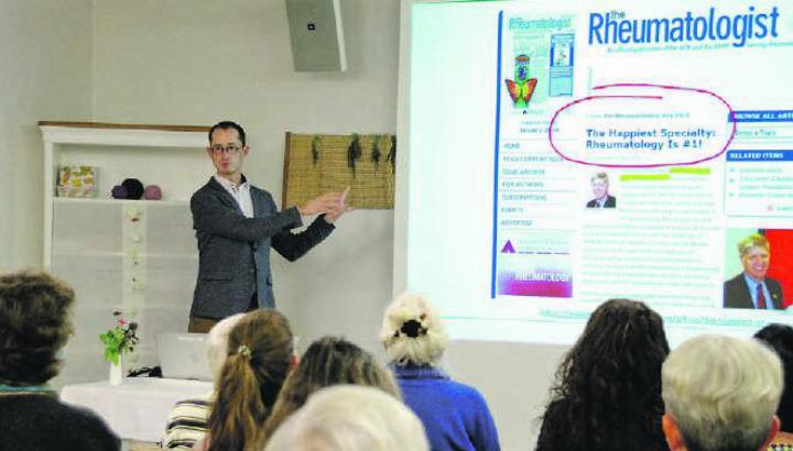 Lukas Wildi, Chefarzt Rheumatologie im Kantonsspital Winterthur, erläuterte wichtige Details zum Thema Rheuma. Bild: Brigitte Kunz-Kägi