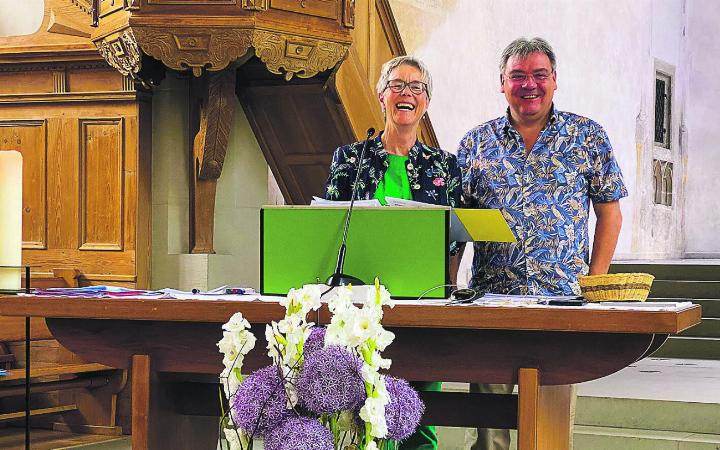 Kirchenpflegepräsidentin Verena Wüthrich und Finanzverwalter Martin Gisler freuen sich über das positive Rechnungsergebnis. Bild: Christa Hug
