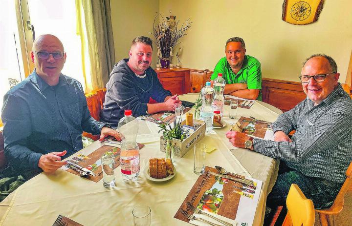 Die Gäste beim gemütlichen Zusammensein am «Gwerbler-Zmittag». Bilder: Gian-Marco Pazeller