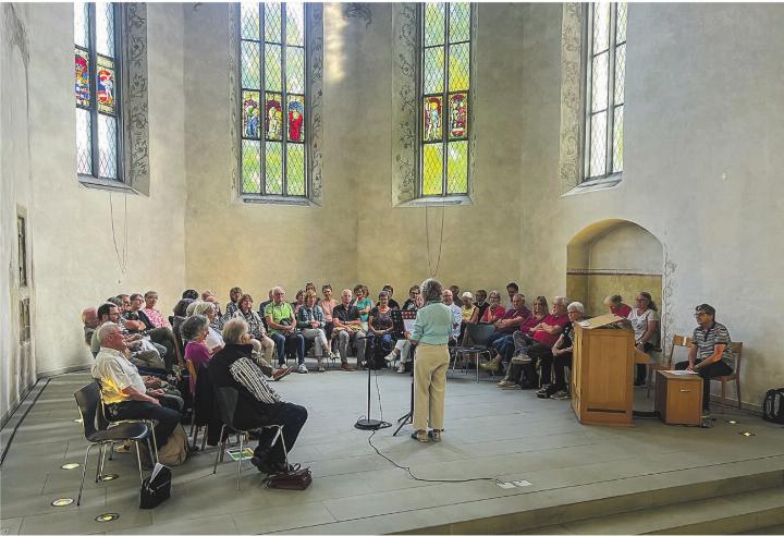 Der diesjährige Elgger Geschichtenpfad begann im Chorraum der reformierten Kirche. Margrit Wipf liest hier die erste Geschichte vor.