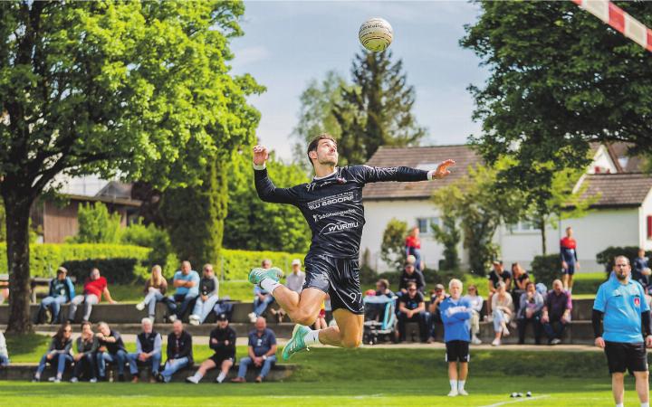 Joël Fehr erzeugt Druck – und das mit Erfolg. Bild: Elias Beck, Swiss Faustball