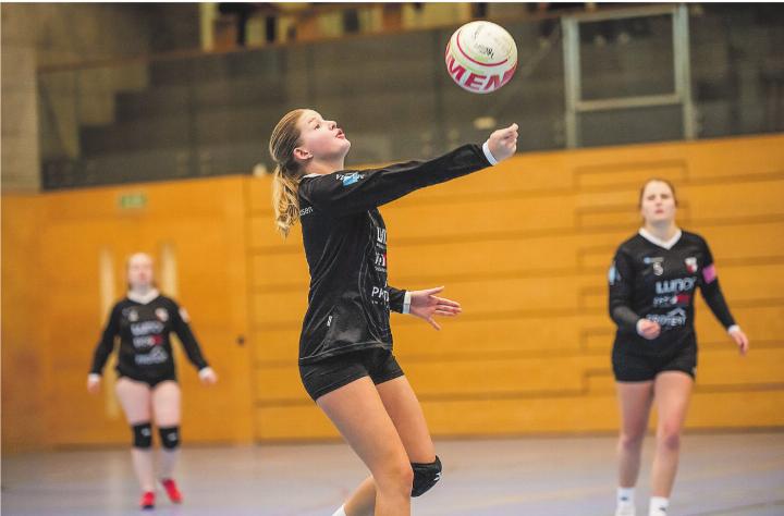 Die Faustballerinnen der FG Elgg-Ettenhausen stehen nach Spieltag eins an der Tabellenspitze. Bild: Matthias Ruffieux, Swiss Faustball
