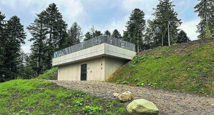 Noch nicht in die Umgebung eingewachsen, aber fertig gebaut und schon in Betrieb: Das Reservoir Fohrenberg. Bild: zVg