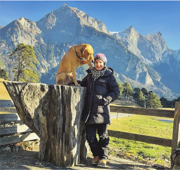 Michaela Hermann mit ihrem dreieinhalbjährigen Labrador Retriever. Bild: zVg