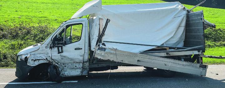 Der Lieferwagen kollidierte mit einem Sattelmotorfahrzeug. Bild: Kantonspolizei Thurgau