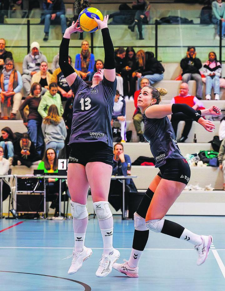 Elis Albertini und Jeanina Wirz von Volley Aadorf im Angriff. Bild: zVg