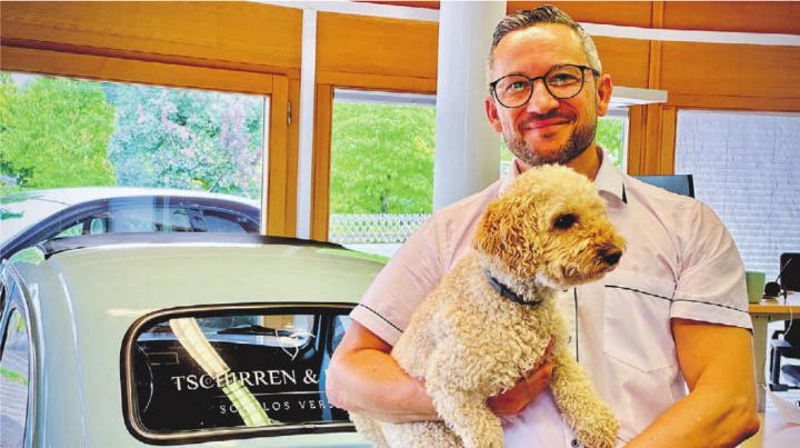 Laila, die quirlige Pudeldame, und ihr Chef Christian Tschirren. Bild: Marianne Burgener