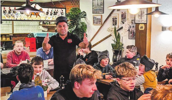 Die Wahl ist gefallen: Ahmet zeigt sich begeistert über das neue Hauptquartier im Elggerhof. Bilder: zVg