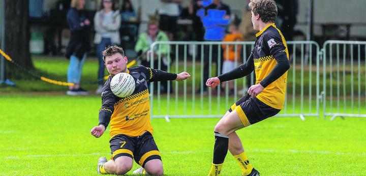 Affeltrangens Männer bestreiten den Spitzenkampf gegen Wigoltingen. Bild: Stefan Emch, Swiss Faustball