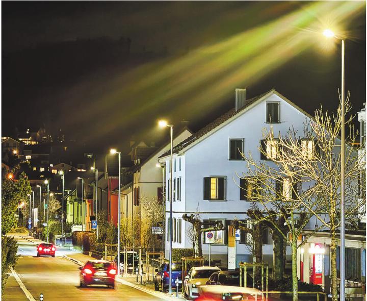 Verkürzte Einschaltdauer und Umrüstung auf LED der Strassenbeleuchtung ergeben ein beachtliches Sparpotenzial. Bild: Marianne Burgener