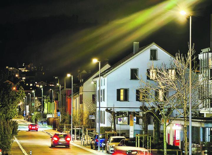 Nicht jetzt, wie ursprünglich geplant, sondern erst Mitte November sollen die Strassenlaternen im Dorf Elgg länger leuchten. Archivbild: EAZ