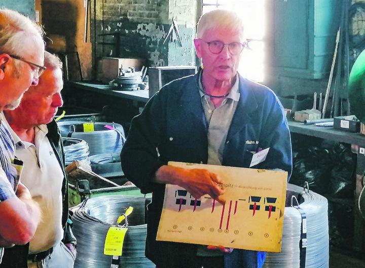 Der Einwohnerverein Aadorf besuchte die Nagelfabrik in Winterthur.