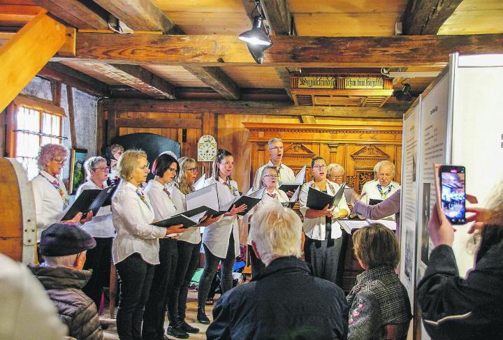 Der CHORus Elgg sang sich im Heimatmuseum in die Herzen der zahlreich erschienenen Zuhörerinnen und Zuhörer. Bilder: Brigitte Kunz-Kägi