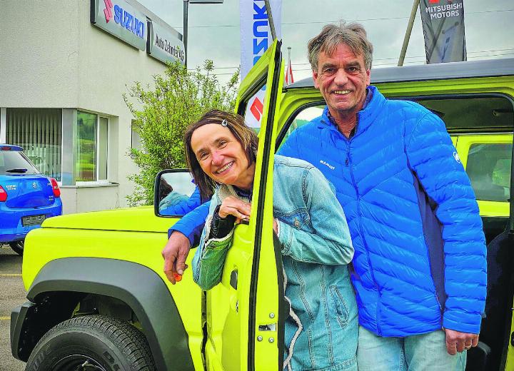 Ausstellung bei Auto Zehnder: Das Inhaberpaar Monika und Norbert Zehnder mit einem neuen Modell des Kult-Offroaders Jimny. Bild: Patrick Hofmann