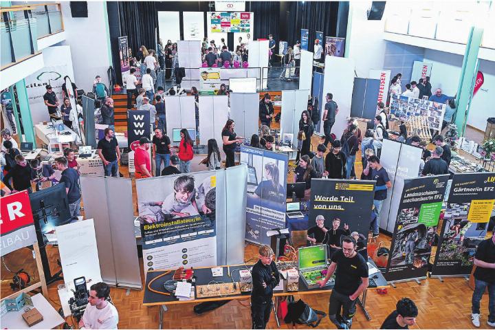 Rund 550 Jugendliche informierten sich an der Berufswahl-Tischmesse «Job4U» in Aadorf über verschiedene Lehrberufe und Schnupperlehren.