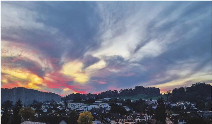 Dramatische Wolken und warme Farben über den Dächern Balterswils. Leserbild: Emanuela Manzari, Balterswil
