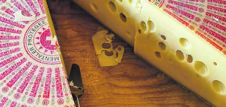 Wo «Emmentaler» drauf steht, muss nicht Emmental drin sein, findet die EU-Kommission. Bild: zVg