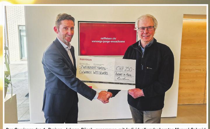Der Gewinner des 1. Preises, Johann Bösch, zusammen mit Individualkundenberater Manuel Schmid (links) von der Raiffeisenbank Aadorf.
