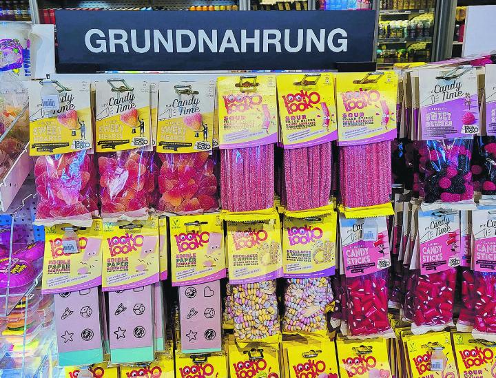 Grundnahrung? Erhältlich am Bahnhofskiosk Winterthur. «Da gehe ich doch lieber an den Samstagsmarkt in Elgg!» Leserbild: Denise Travailleur, Elgg