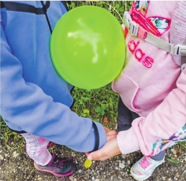Am 17. Juli besammelten sich alle Kinder des Kindergartens und der 1./2. Klasse auf dem Pausenplatz in Wittenwil. Bild: zVg