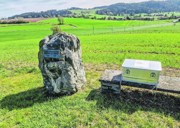 Bücher-Lesekiste beim Huggenberger-Denkmal zwischen Oberschneit und Bewangen ZH. Bild: zVg