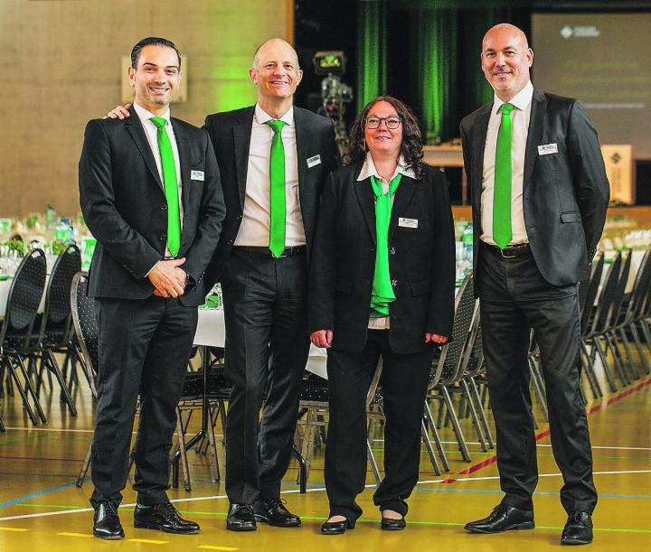 Die Bankleitung der ZLB freut sich über ein erfolgreiches Jahr 2024. Dario Miro, Jürg Randegger, Petra Baltensperger und Ralph Rüegg. .Bild: zVg